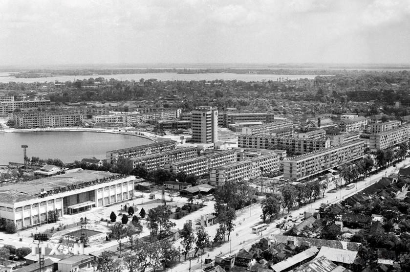 Giai đoạn 1975-1986, Đảng lãnh đạo cả nước thực hiện hai kế hoạch phát triển kinh tế-xã hội là Kế hoạch 5 năm lần thứ hai (1976-1980) và Kế hoạch 5 năm lần thứ ba (1981-1985), khắc phục từng bước những hậu quả nặng nề của chiến tranh. Trong ảnh: Khu Giảng Võ, Hà Nội (1985). (Ảnh: Cao Phong/TTXVN)