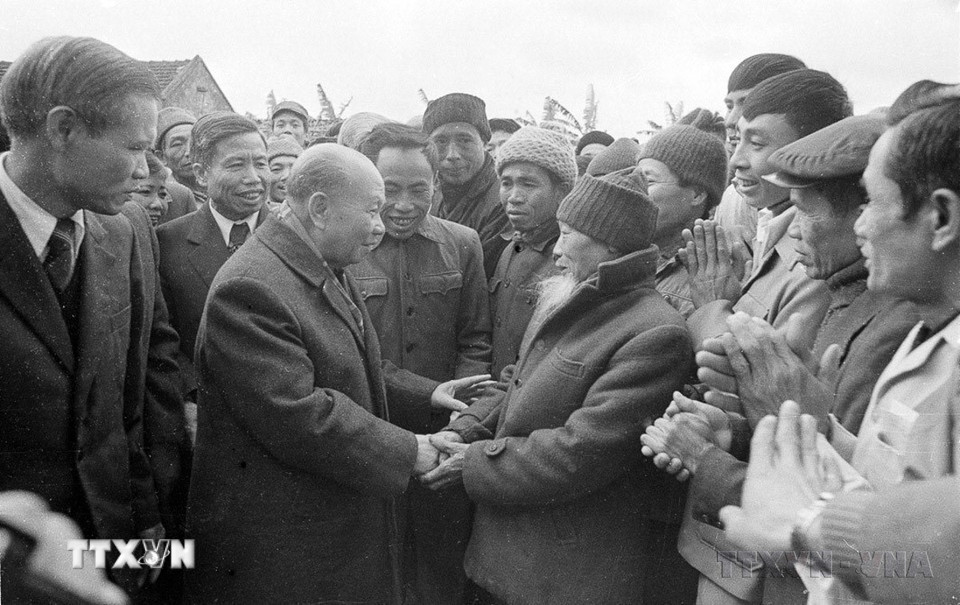 Đồng chí Trường Chinh thăm hỏi các cụ già xã Sài Sơn, huyện Quốc Oai, tỉnh Hà Sơn Bình, ngày 3/2/1984 (nay thuộc huyện Quốc Oai, thành phố Hà Nội). (Ảnh: Kim Hùng/TTXVN)