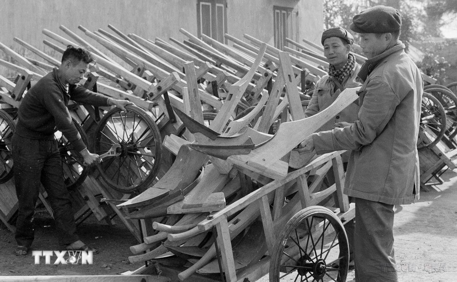 Cửa hàng nông cụ điện máy huyện Hưng Hà, tỉnh Thái Bình chuyển hàng xuống các hợp tác xã nông nghiệp (quý 1/1977). (Ảnh: Xuân Cầu/TTXVN)