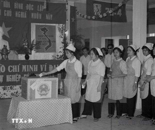 Ngày 25/4/1976, nhân dân khắp hai miền Bắc–Nam nô nức tham gia Tổng tuyển cử bầu Quốc hội, đánh dấu thắng lợi có ý nghĩa quyết định trên con đường tiến tới hoàn thành thống nhất đất nước về mặt nhà nước. Trong ảnh: Công nhân Nhà máy Dệt 8/3 (Hà Nội) bỏ phiếu bầu Quốc hội thống nhất năm 1976. (Ảnh: TTXVN)