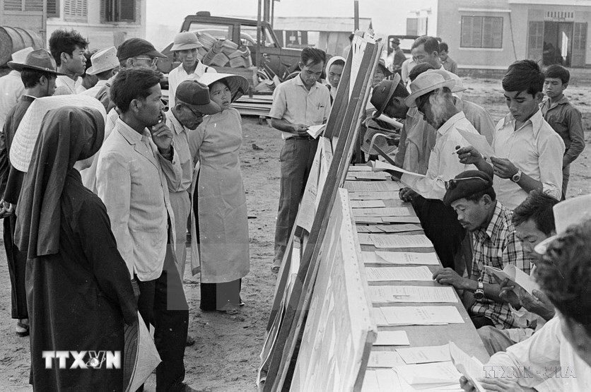 Cử tri huyện Ninh Sơn, tỉnh Thuận Hải (nay thuộc tỉnh Ninh Thuận) đi bỏ phiếu bầu Quốc hội thống nhất năm 1976. (Ảnh: TTXVN)