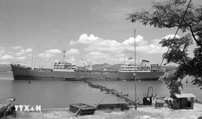 Tàu chở dầu 12.000 tấn cập bến Hòn Gai (7/1976). (Ảnh: Minh Đạo/TTXVN)