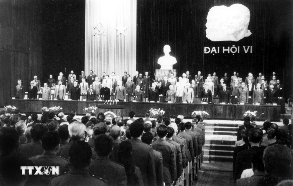 Đại hội đại biểu toàn quốc lần thứ VI của Đảng họp từ ngày 15 đến 18/12/1986 tại Thủ đô Hà Nội với sự tham dự của 1.129 đại biểu, đại diện cho gần 1,9 triệu đảng viên trong cả nước. Đại hội VI đã đề ra đường lối đổi mới toàn diện theo định hướng xã hội chủ nghĩa, đưa đất nước ta vượt qua cuộc khủng hoảng Kinh tế - Xã hội nghiêm trọng, đạt được những thắng lợi mang ý nghĩa quyết định cho những năm phát triển tiếp theo. (Ảnh: TTXVN)