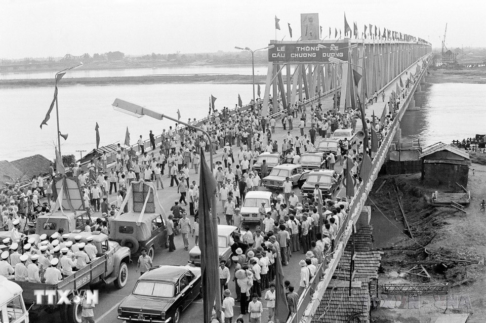 Sau 1 năm 9 tháng, ngày 30/6/1985, cầu Chương Dương khánh thành, vượt tiến độ 12 tháng, chấm dứt hoàn toàn cảnh tắc nghẽn trên cầu Long Biên. Cầu Chương Dương hoàn thành thể hiện sự nỗ lực của cán bộ nhân viên ngành Giao thông vận tải trong xây dựng đất nước sau chiến tranh. (Ảnh: Văn Sắc/TTXVN)