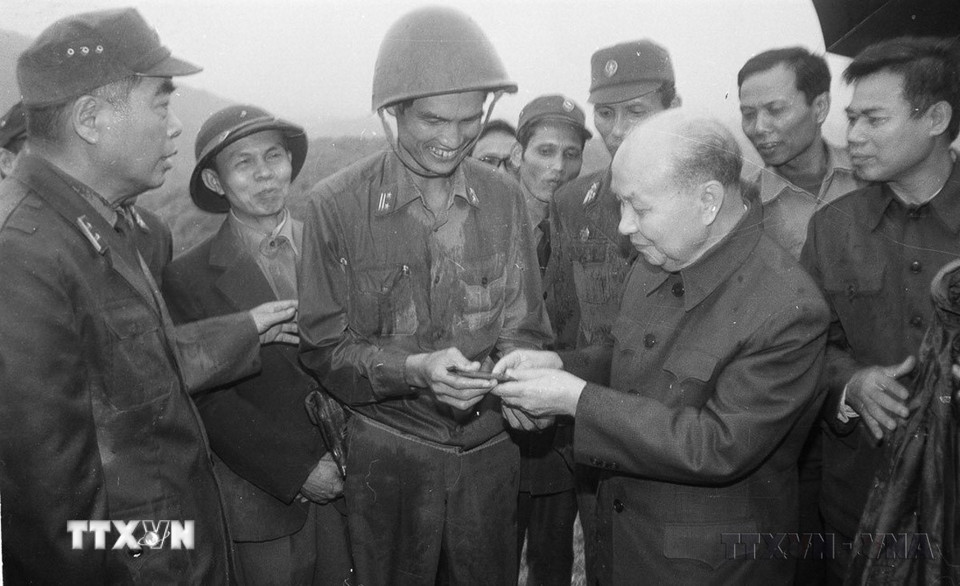 Trong giai đoạn 1976-1986, Đảng đã lãnh đạo nhân dân vừa ra sức khôi phục kinh tế vừa tiến hành hai cuộc chiến đấu bảo vệ biên giới phía Bắc và Tây Nam, bảo vệ độc lập chủ quyền, toàn vẹn lãnh thổ quốc gia. Trong ảnh: Đồng chí Trường Chinh thăm bộ đội trên chốt tiền tiêu ở tỉnh Lạng Sơn (1984). (Ảnh: Ngọc Đào/TTXVN)