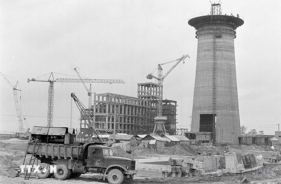 Tại Đại hội V, Đảng đã có nhiều chủ trương mới cả trong chiến lược phát triển kinh tế và cải tạo quan hệ sản xuất, xác định cụ thể nội dung và hình thức công nghiệp hóa trong chặng đường đầu tiên. Đó là “tập trung phát triển mạnh mẽ nông nghiệp, coi nông nghiệp là mặt trận hàng đầu, đưa nông nghiệp một bước lên xã hội chủ nghĩa…”. Trong ảnh: Tại công trường nhà máy nhiệt điện Phả Lại, xí nghiệp 904 đảm nhận công trình xây dựng ống khói nhà máy có đường kính đáy 26m (1982). (Ảnh: Cao Phong/TTXVN)