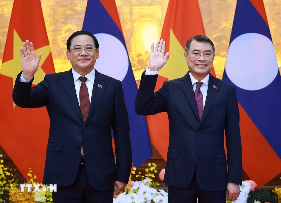 Thủ tướng Lê Minh Hưng và Thủ tướng Lào Sonexay Siphandone chụp ảnh chung trước hội đàm. ﻿(Ảnh: Dương Giang/TTXVN)
