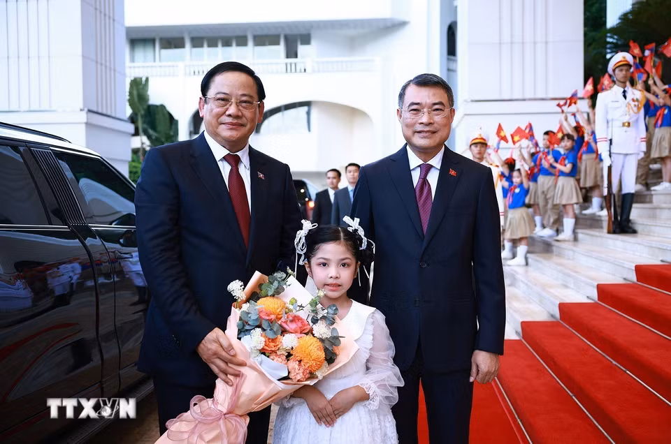 Thiếu nhi Thủ đô tặng hoa chào mừng Thủ tướng Lào Sonexay Siphandone thăm chính thức Việt Nam và tham dự Diễn đàn Tương lai ASEAN lần thứ ba. (Ảnh: Dương Giang/TTXVN)