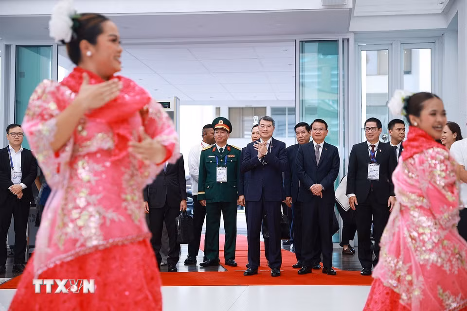 Lễ đón Thủ tướng Lê Minh Hưng tham dự Hội nghị Cấp cao ASEAN lần thứ 48 tại Cebu, Philippines. (Ảnh: Dương Giang/TTXVN)