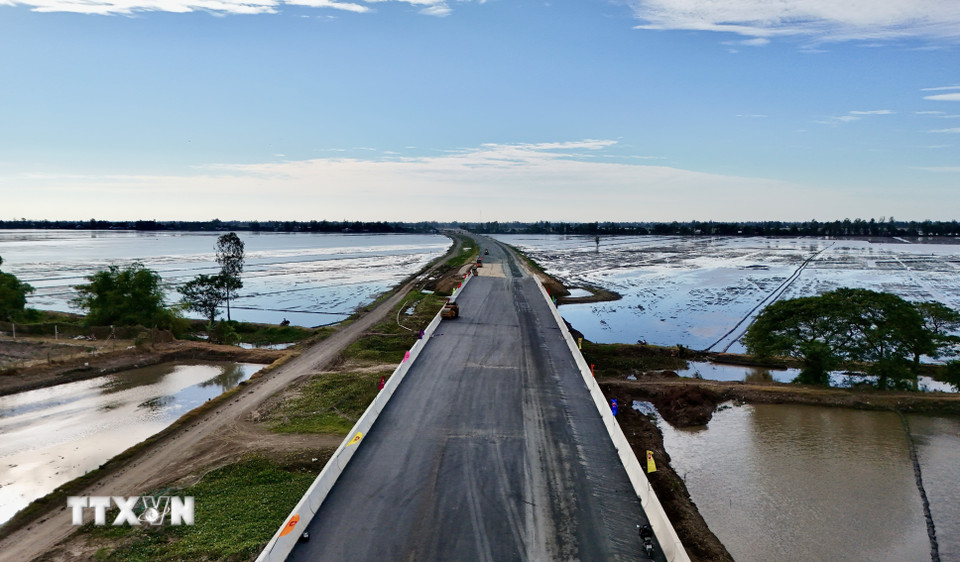 Sáng 19/12/2025, tại xã Vĩnh An, UBND tỉnh An Giang tổ chức Lễ thông xe kỹ thuật Dự án thành phần 1 thuộc Dự án đầu tư xây dựng đường bộ cao tốc Châu Đốc-Cần Thơ-Sóc Trăng giai đoạn 1. Đây là công trình giao thông trọng điểm chào mừng Đại hội đại biểu toàn quốc lần thứ XIV của Đảng và có ý nghĩa quan trọng trong kết nối vùng Đồng bằng sông Cửu Long. (Ảnh: Thanh Sang/TTXVN)