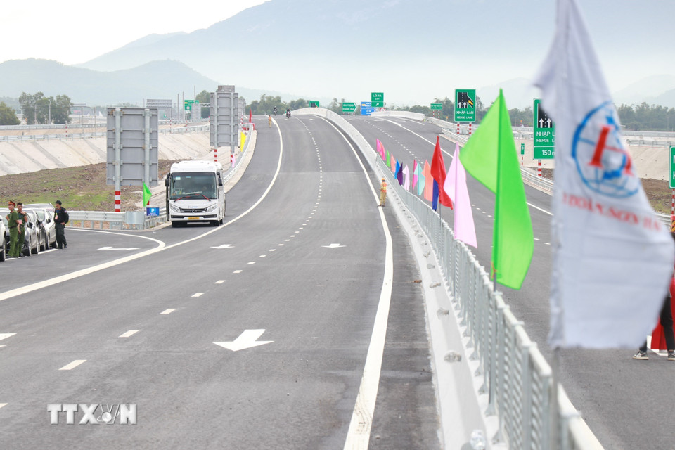 Các biển chỉ dẫn, cảnh báo trên 20 km đầu tuyến cao tốc Khánh Hòa-Buôn Ma Thuột được lắp đặt hoàn thiện, sẵn sàng thông xe kỹ thuật. (Ảnh: Phan Sáu/TTXVN)