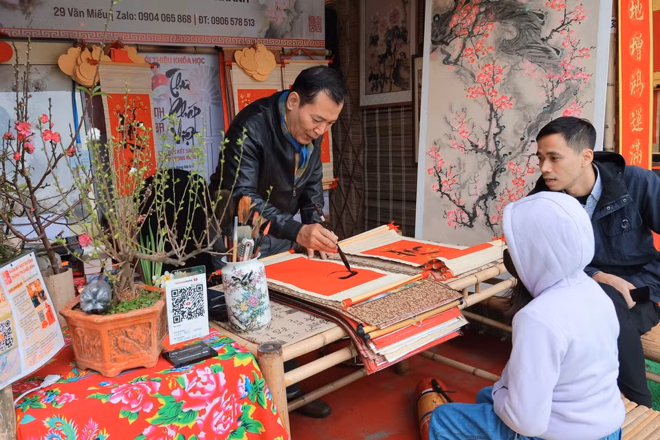 Tục lệ xin chữ không chỉ mang tính tâm linh mà còn là một dịp để thể hiện lòng tôn trọng đối với truyền thống văn hóa của dân tộc. (Ảnh: Hoàng Hiếu/TTXVN)