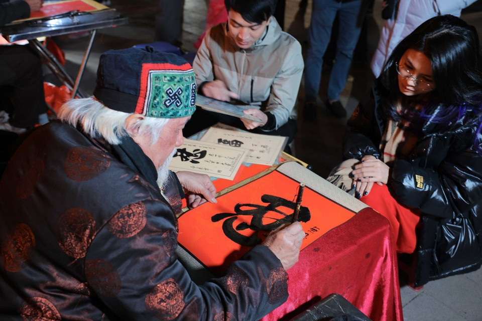 Việc xin chữ đầu năm giúp người dân gợi nhớ về những giá trị truyền thống, mong muốn những điều tốt đẹp trong năm mới. (Ảnh: Hoàng Hiếu/TTXVN)