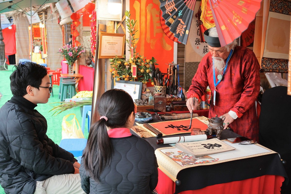 Trong dịp Tết Ất Tỵ, tại khu vực hồ Văn - Văn Miếu - Quốc Tử Giám, Hà Nội đã bố trí hàng chục gian dành riêng cho các thầy đồ cho chữ. (Ảnh: Hoàng Hiếu/TTXVN)