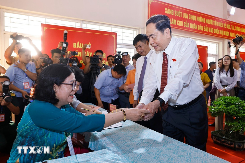 Chủ tịch Quốc hội Trần Thanh Mẫn tham gia bỏ phiếu bầu cử tại Khu vực bỏ phiếu số 14, Trường THCS Đỗ Văn Dậy, xã Hóc Môn, Thành phố Hồ Chí Minh. (Ảnh: Doãn Tấn/TTXVN)