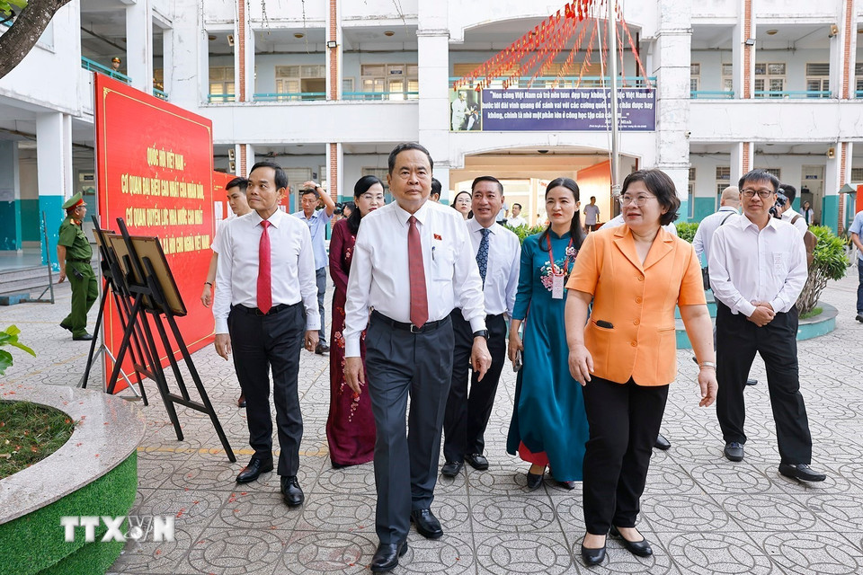 Chủ tịch Quốc hội Trần Thanh Mẫn đến Khu vực bỏ phiếu số 14, Trường THCS Đỗ Văn Dậy, xã Hóc Môn, Thành phố Hồ Chí Minh. (Ảnh: Doãn Tấn/TTXVN)