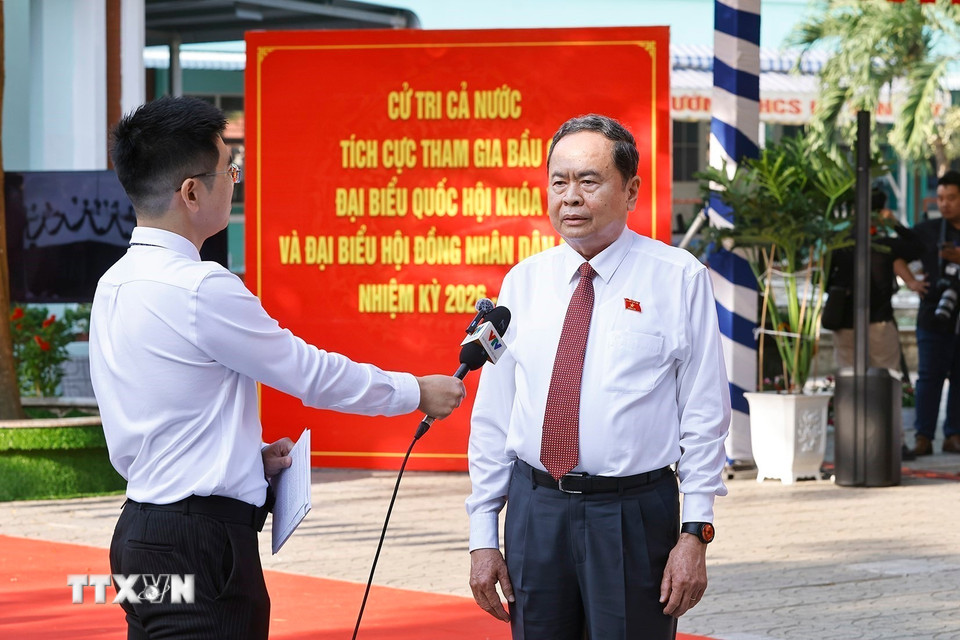 Chủ tịch Quốc hội Trần Thanh Mẫn trả lời phỏng vấn tại Khu vực bỏ phiếu số 14, Trường THCS Đỗ Văn Dậy, xã Hóc Môn, Thành phố Hồ Chí Minh. (Ảnh: Doãn Tấn/TTXVN)