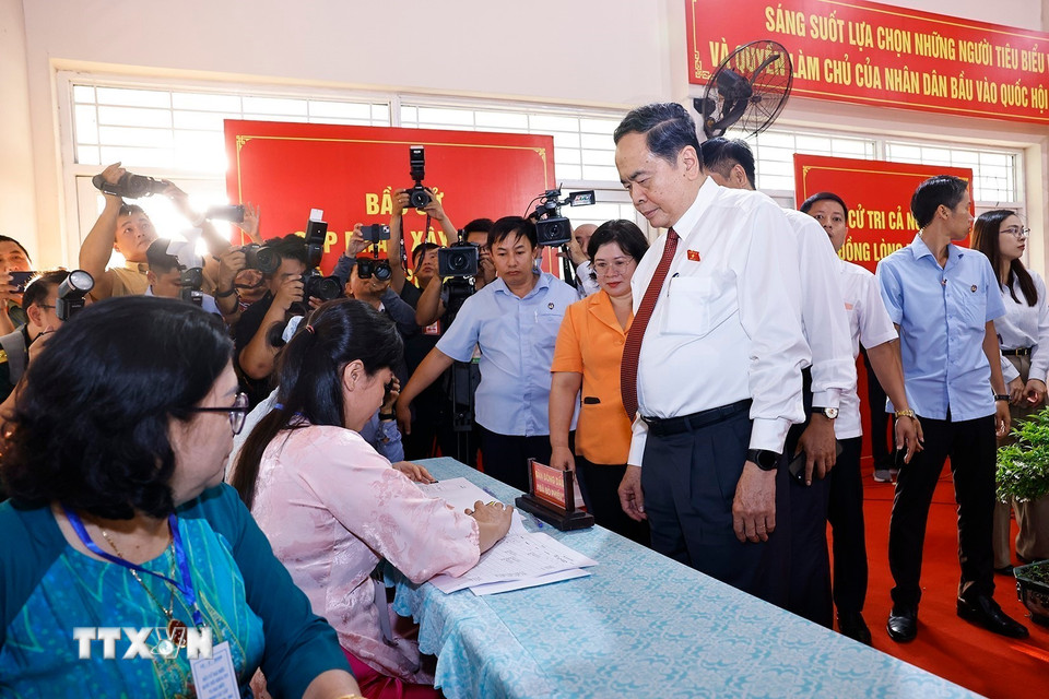 Chủ tịch Quốc hội Trần Thanh Mẫn tham gia bỏ phiếu bầu cử tại Khu vực bỏ phiếu số 14, Trường THCS Đỗ Văn Dậy, xã Hóc Môn, Thành phố Hồ Chí Minh. (Ảnh: Doãn Tấn/TTXVN)