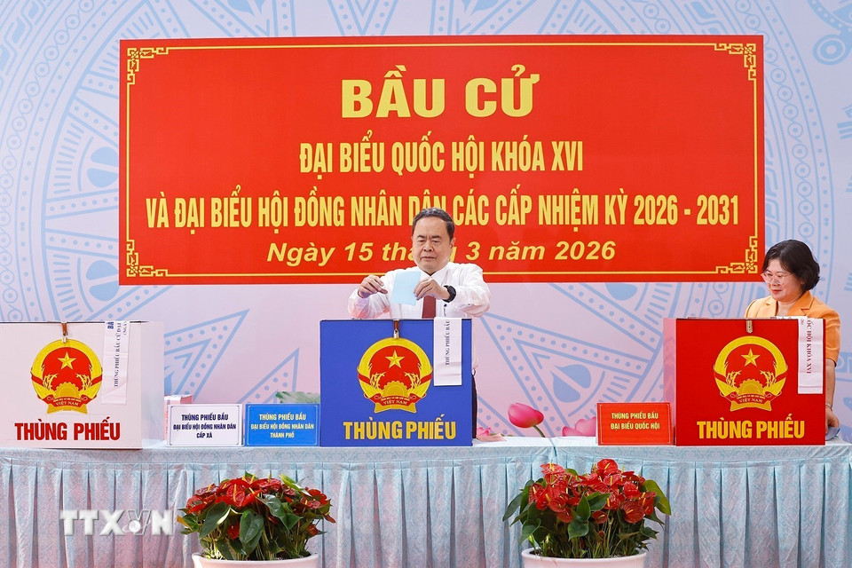 Chủ tịch Quốc hội Trần Thanh Mẫn bỏ phiếu bầu cử tại Khu vực bỏ phiếu số 14 Trường THCS Đỗ Văn Dậy, xã Hóc Môn, Thành phố Hồ Chí Minh. (Ảnh: Doãn Tấn/TTXVN)