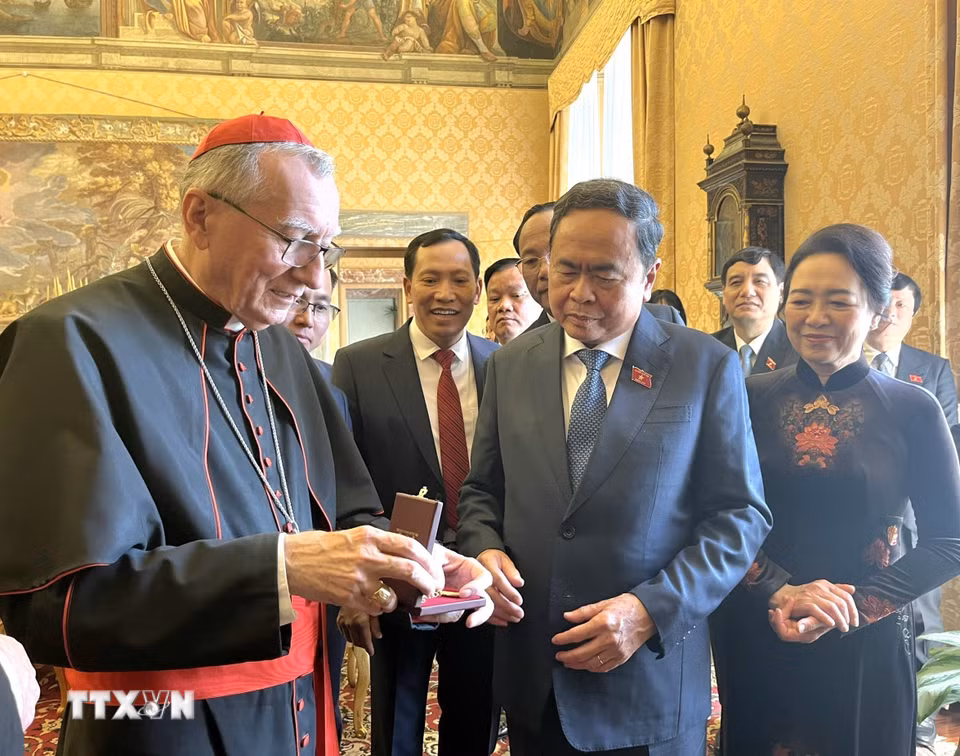 Chủ tịch Quốc hội Trần Thanh Mẫn và Phu nhân với Thủ tướng Tòa thánh Vatican, Hồng y Pietro Parolin trao đổi tặng phẩm. (Ảnh: TTXVN)