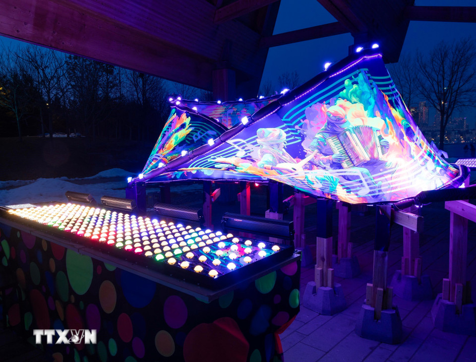 Triển lãm "Nghệ thuật của Ánh sáng" diễn ra tại Toronto, Canada từ ngày 16/2 đến 27/3/2026, trưng bày các tác phẩm nghệ thuật lung linh sắc màu với chủ đề “Nhịp điệu của Ánh sáng: Chuyển động, Âm thanh và Thời gian”. (Ảnh: THX/TTXVN)