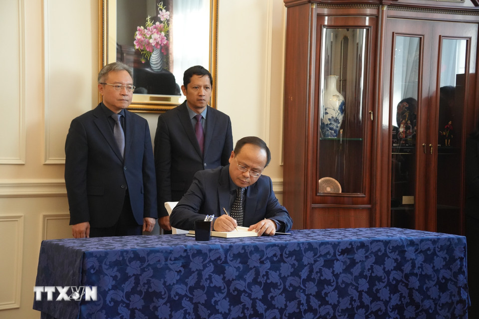 Chủ tịch Liên hiệp các tổ chức người Việt tại Nga Đỗ Xuân Hoàng ghi sổ tang tưởng nhớ nguyên Chủ tịch nước Trần Đức Lương. (Ảnh: Quang Vinh/TTXVN)