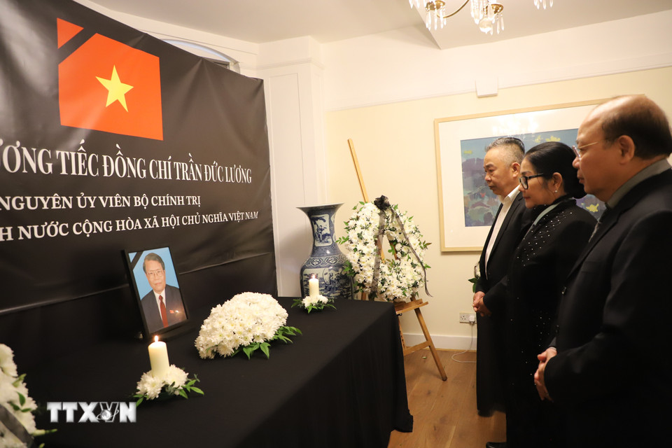 Đại diện Ban chấp hành Hội người Việt Nam tại Anh (VAUK) viếng nguyên Chủ tịch nước. (Ảnh: Phong Hà/TTXVN)
