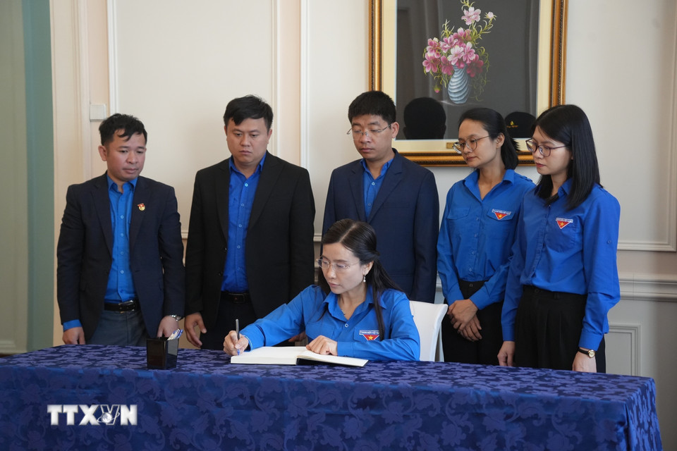 Đoàn công tác của Đoàn TNCS Hồ Chí Minh do Bí thư Trung ương Đoàn Nguyễn Phạm Duy Trang dẫn đầu ghi sổ tang tưởng nhớ nguyên Chủ tịch nước Trần Đức Lương. (Ảnh: Quang Vinh /TTXVN)