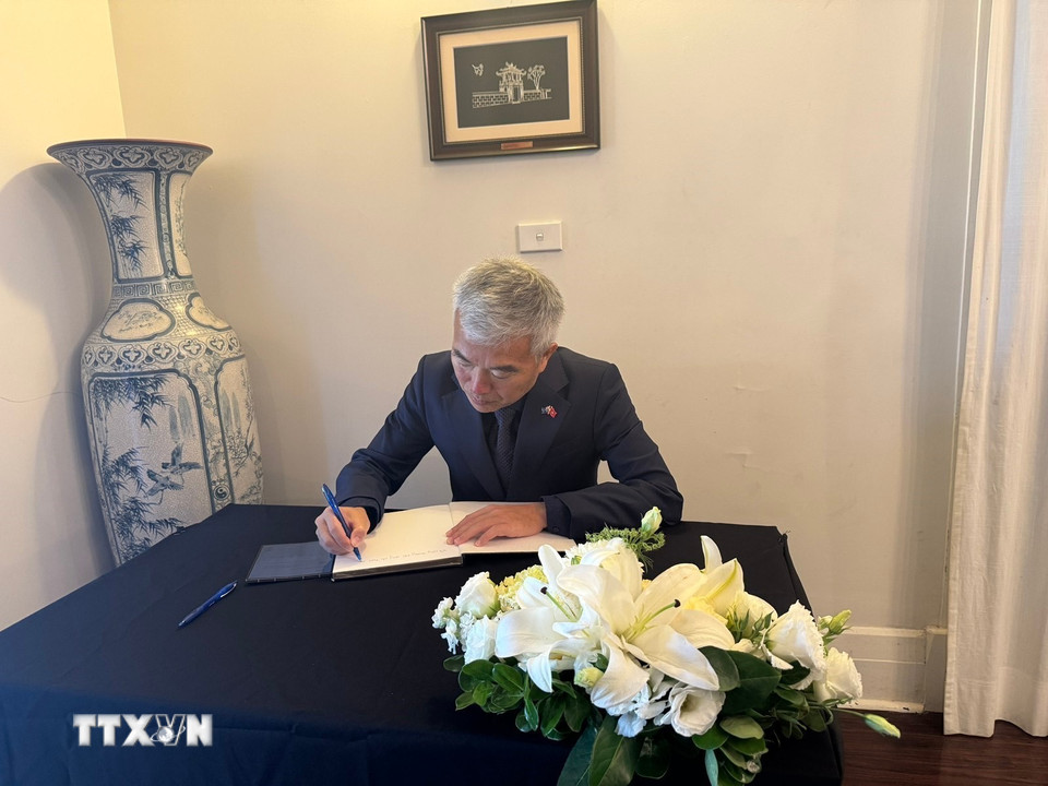 Tổng Lãnh sự Việt Nam tại Australia Nguyễn Thanh Tùng ghi sổ tang tưởng nhớ nguyên Chủ tịch nước Trần Đức Lương. (Ảnh: Văn Linh/TTXVN)