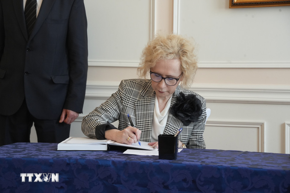 Vụ trưởng Vụ châu Á 3, Bộ Ngoại giao Nga Lyudmila Vorobyova ghi sổ tang chia buồn tại lễ viếng nguyên Chủ tịch nước Trần Đức Lương. (Ảnh: Quang Vinh/TTXVN)