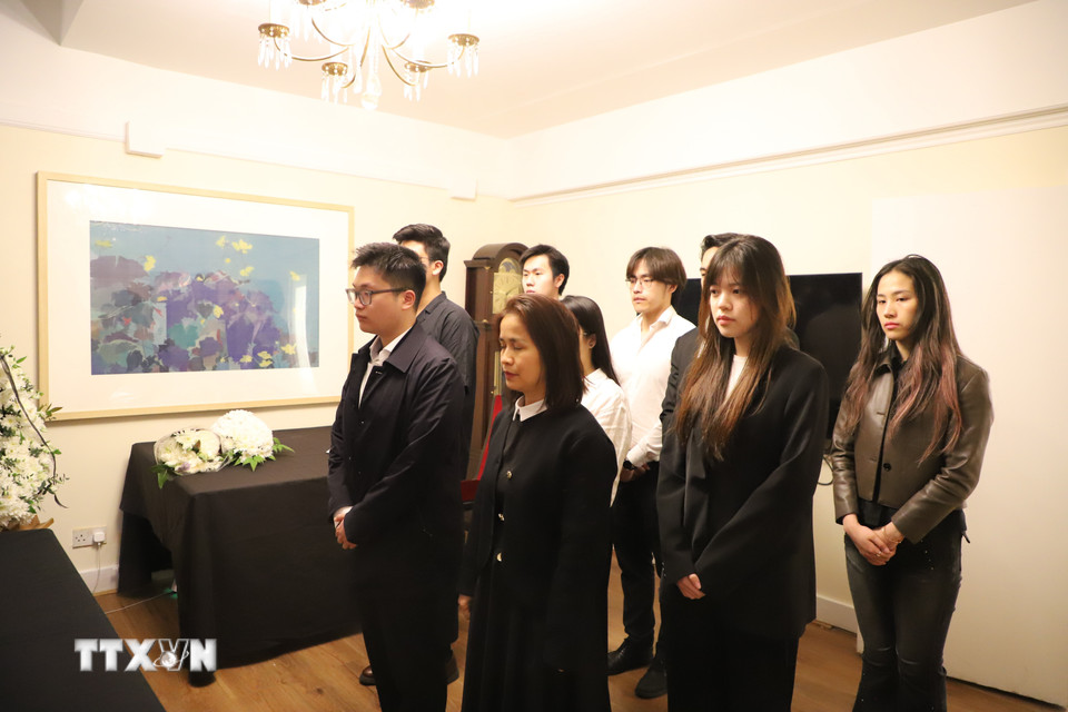 Đại diện Ban chấp hành Hội sinh viên Việt Nam tại Anh (SVUK) tại lễ viếng. (Ảnh: Phong Hà/TTXVN)