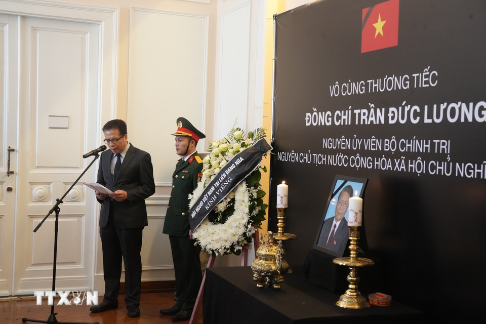 Đại sứ Việt Nam tại Liên bang Nga Đặng Minh Khôi đọc điếu văn bày tỏ tiếc thương đối với nguyên Chủ tịch nước Trần Đức Lương. (Ảnh: Quang Vinh/TTXVN)