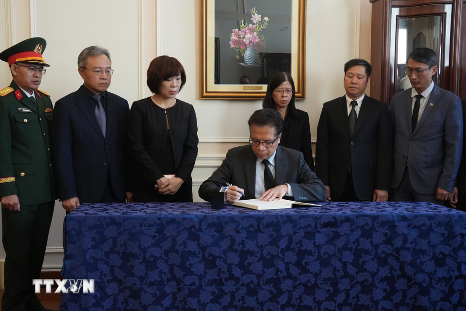 Đại sứ Việt Nam tại Liên bang Nga Đặng Minh Khôi và ban lãnh đạo Đại sứ quán Việt Nam tại Nga ghi sổ tang tưởng nhớ nguyên Chủ tịch nước Trần Đức Lương. (Ảnh: Quang Vinh/TTXVN)