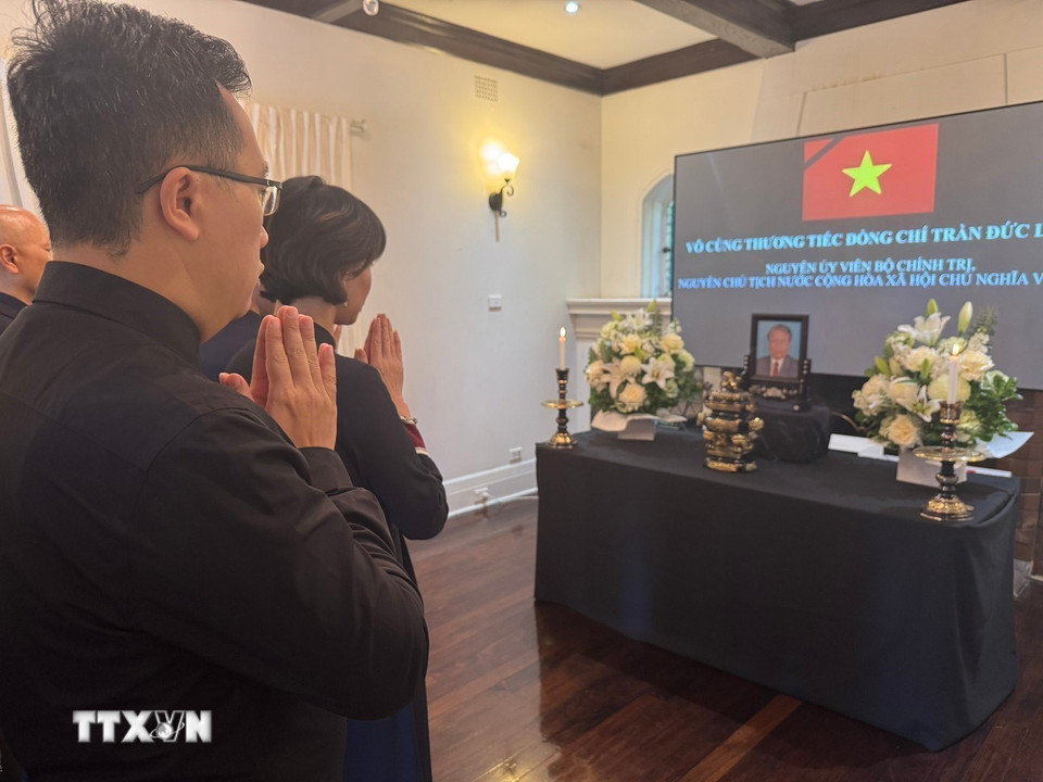 Tổng Lãnh sự quán Việt Nam tại Australia tổ chức lễ viếng và ghi sổ tang tưởng nhớ nguyên Chủ tịch nước Trần Đức Lương. (Ảnh: Văn Linh/TTXVN)