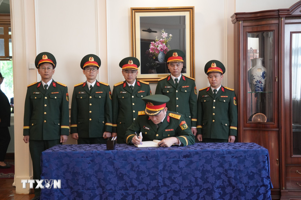 Đại diện Bộ Quốc phòng Việt Nam tại Nga ghi sổ tang tưởng nhớ nguyên Chủ tịch nước Trần Đức Lương. (Ảnh: Quang Vinh/TTXVN)