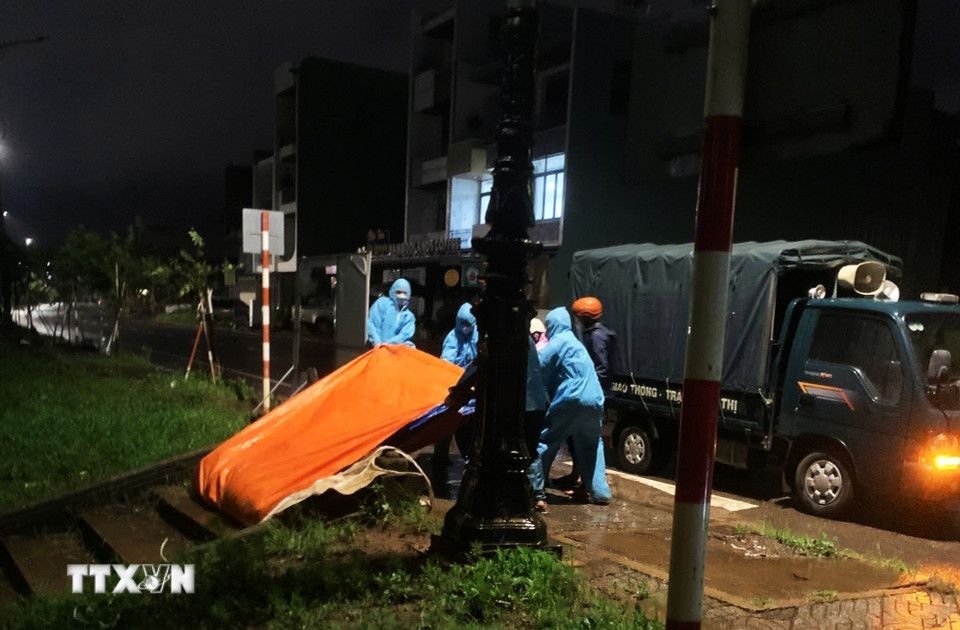 Lực lượng chức năng thu gom xác lợn bị vứt tại khu vực suối Hội Phú, phường Hội Phú, tỉnh Gia Lai. (Ảnh: Hồng Điệp/TTXVN)