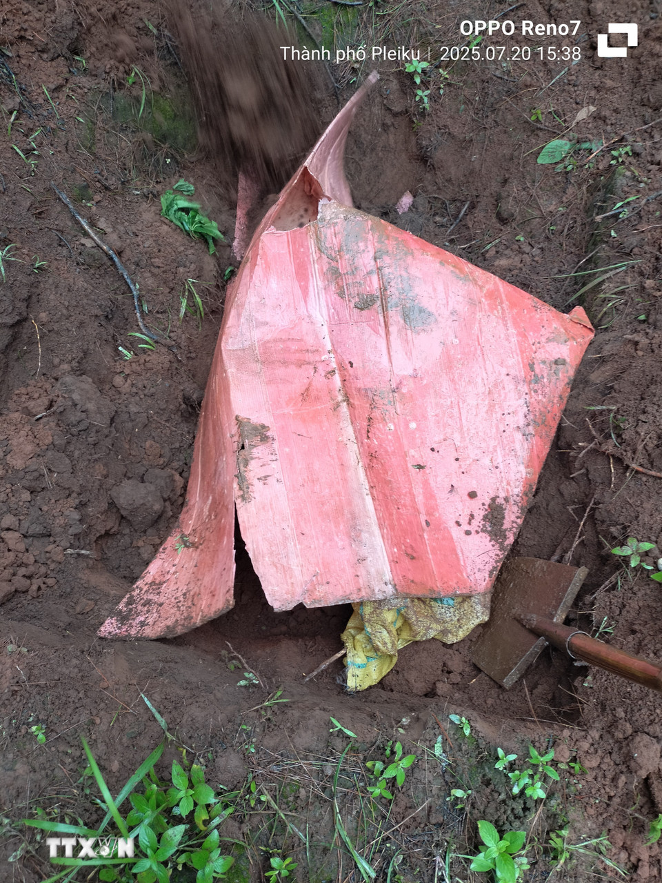 Ngày 20/7, chính quyền xã Gào, tỉnh Gia Lai tiến hành tiêu hủy xác lợn bị vứt tại khu vực đường Trần Can, xã Gào, gây ô nhiễm môi trường và tiềm ẩn nguy cơ phát tán dịch bệnh. (Ảnh: Hồng Điệp/TTXVN)