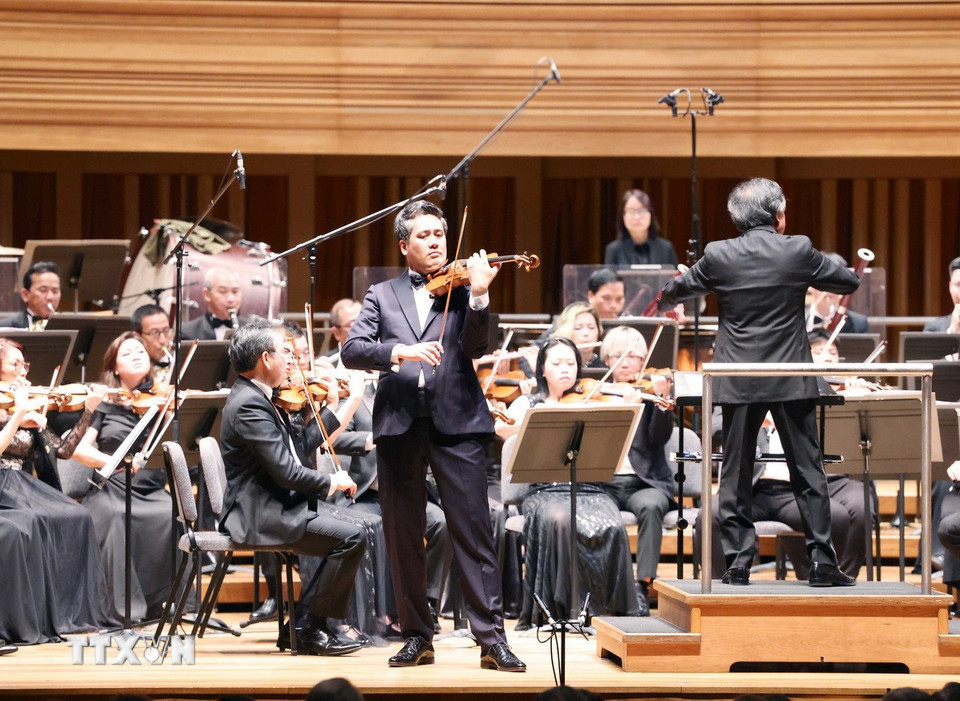 Tiết mục biểu diễn tại buổi hòa nhạc. (Ảnh: Thống Nhất/TTXVN)