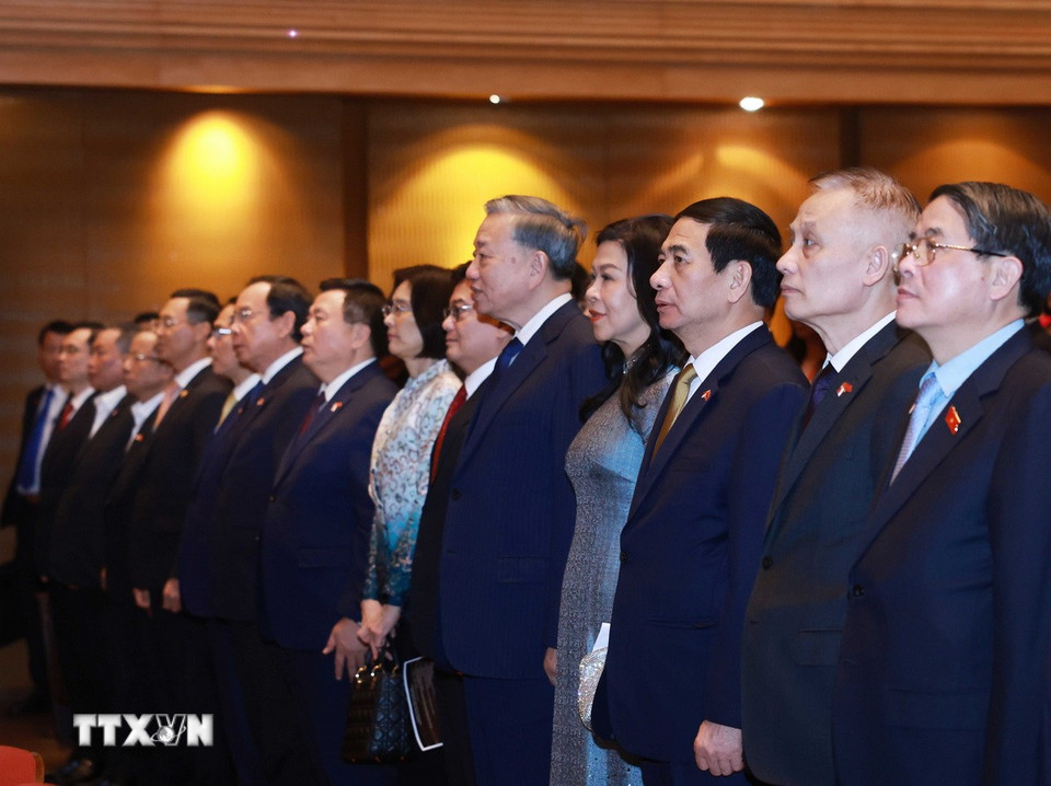 Tổng Bí thư Tô Lâm và Phu nhân; Phó Thủ tướng Singapore Heng Swee Keat và Phu nhân và các đại biểu thực hiện nghi lễ chào cờ. (Ảnh: Thống Nhất/TTXVN)