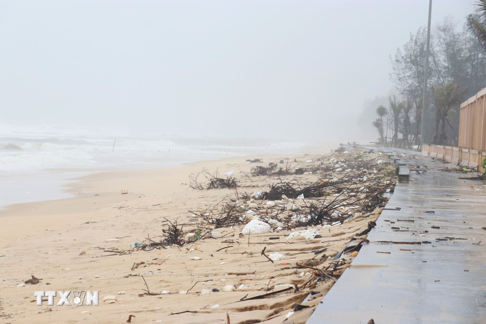 Nhiều loại rác thải dạt vào bãi tắm Trung Giang, xã Bến Hải (Quảng Trị) sau mưa bão. (Ảnh: Tường Vi/TTXVN)