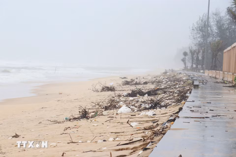 Nhiều loại rác thải dạt vào bãi tắm Trung Giang, xã Bến Hải (Quảng Trị) sau mưa bão. (Ảnh: Tường Vi/TTXVN)