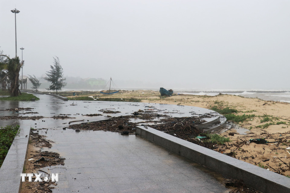Nhiều loại rác thải dạt vào bãi tắm Trung Giang, xã Bến Hải (Quảng Trị) sau mưa bão. (Ảnh: Tường Vi/TTXVN)