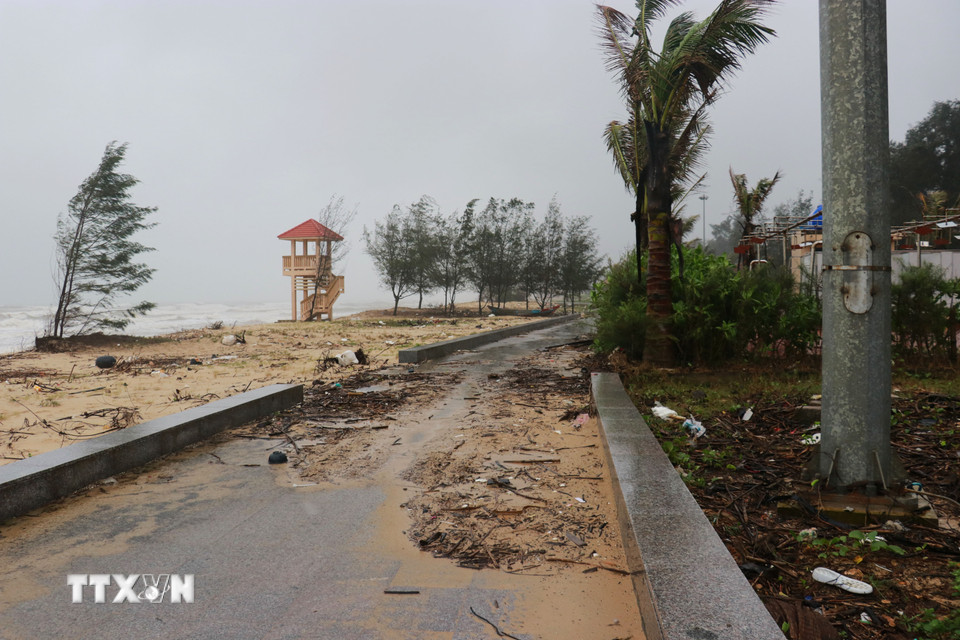 Nhiều loại rác thải dạt vào bãi tắm Trung Giang, xã Bến Hải (Quảng Trị) sau mưa bão. (Ảnh: Tường Vi/TTXVN)