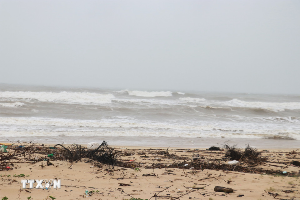 Nhiều loại rác thải dạt vào bãi tắm Trung Giang, xã Bến Hải, sau mưa bão. (Ảnh: Tường Vi/TTXVN)