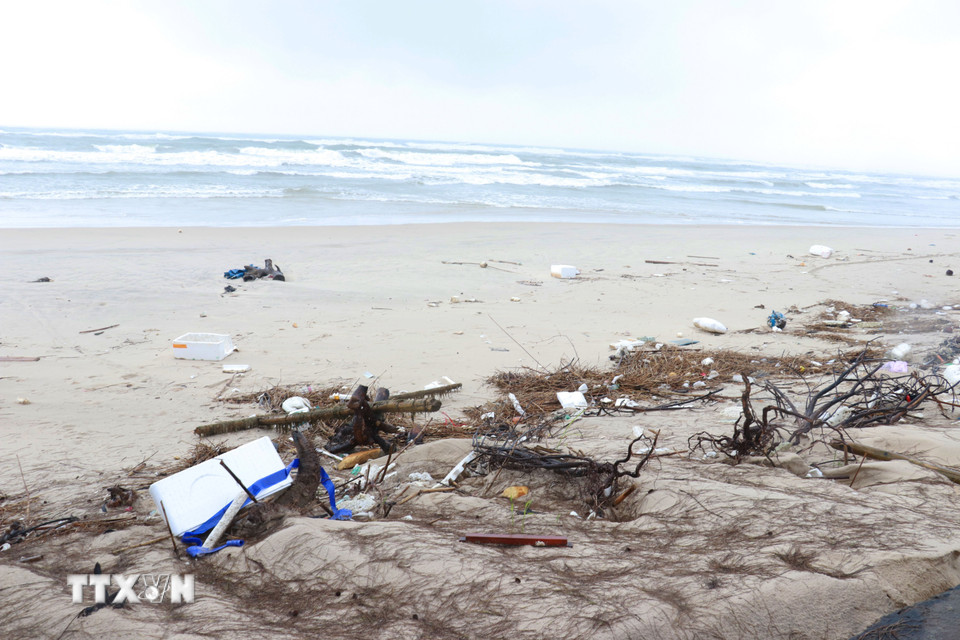 Rác thải dạt vào bãi tắm Cửa Việt, xã Cửa Việt sau các đợt mưa bão liên tiếp. (Ảnh: Tường Vi/TTXVN)