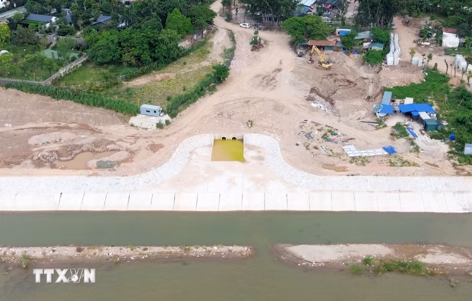 Khu vực sát bờ sông Hồng cũng đang thi công hạng mục cống thoát nước thuộc dự án xây dựng trạm bơm Phú Thượng nhằm tiêu thoát nước cho Khu đô thị Ciputra, Sunshine. (Ảnh: Quốc Khánh/TTXVN)