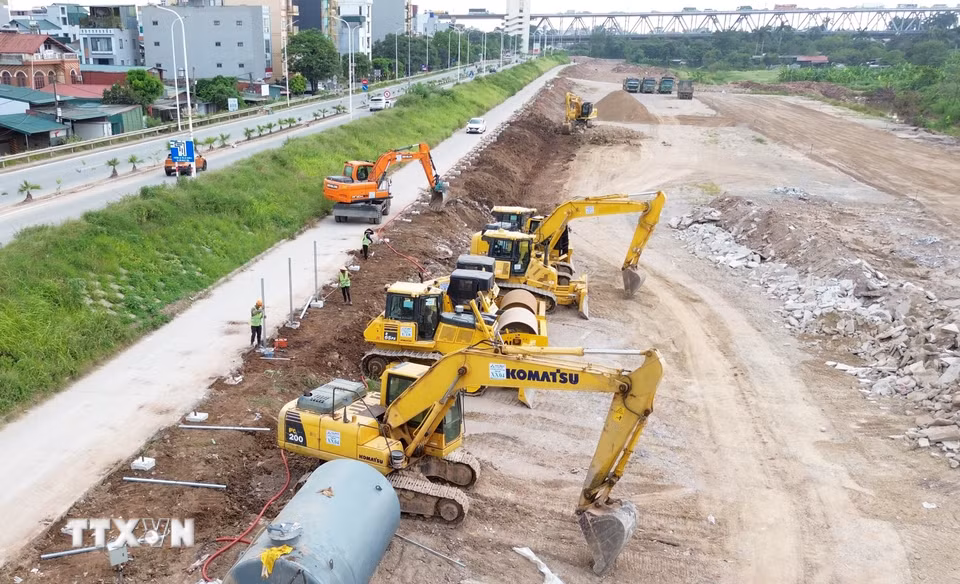 Đầu tháng 6/2026, chủ đầu tư và nhà thầu đã huy động nhiều máy móc tập kết về khu vực bãi sông Hồng để chuẩn bị thi công dự án Công viên công cộng phường Phú Thượng trên phần diện tích đã được giao. (Ảnh: Quốc Khánh/TTXVN)