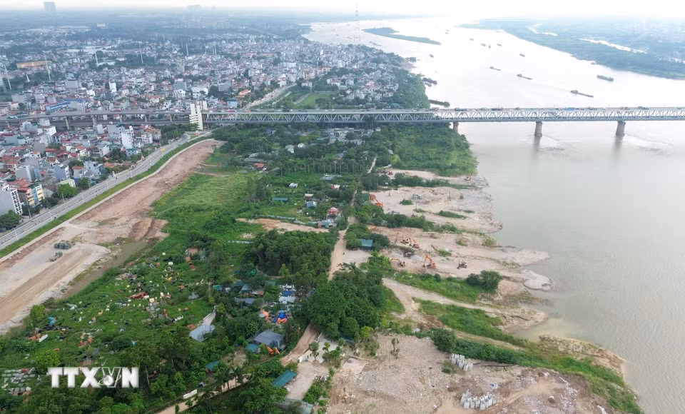 Công viên công cộng Phú Thượng sẽ trở thành điểm nhấn cảnh quan của khu vực ven sông Hồng, góp phần hoàn thiện không gian đô thị, cải thiện môi trường sống và tạo thêm không gian văn hóa, vui chơi, thể dục thể thao cho người dân khu vực phía Bắc Thủ đô. (Ảnh: Quốc Khánh/TTXVN)