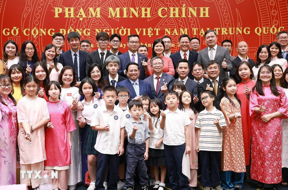 Thủ tướng Phạm Minh Chính với cộng đồng người Việt Nam tại Trung Quốc. (Ảnh: Dương Giang/TTXVN)