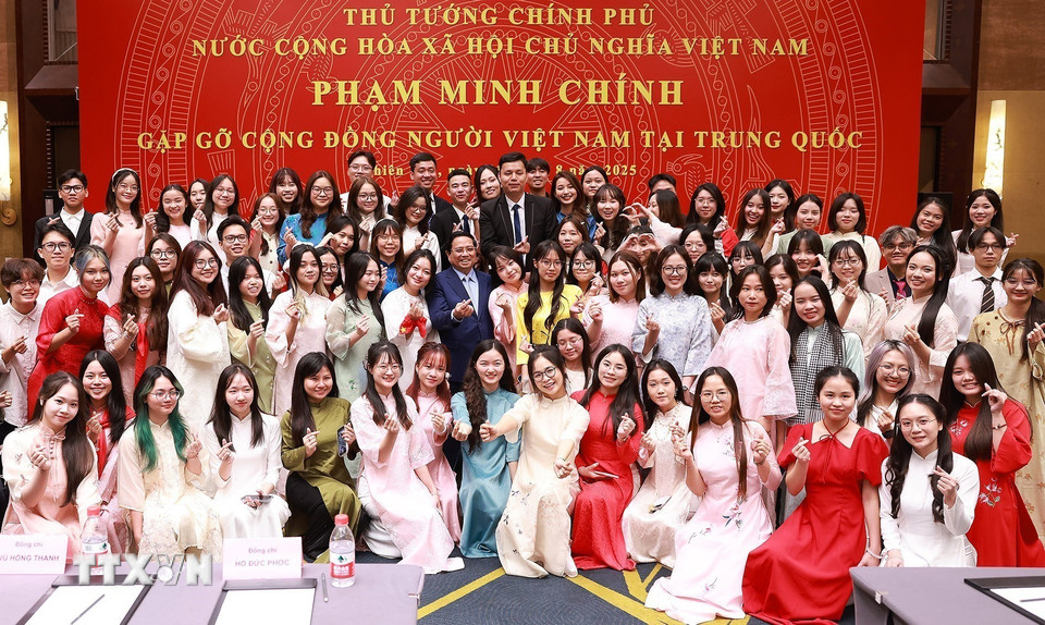 Thủ tướng Phạm Minh Chính với cộng đồng người Việt Nam tại Trung Quốc. (Ảnh: Dương Giang/TTXVN)
